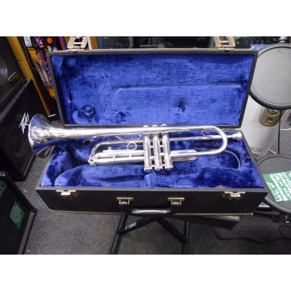 <p>Lovely vintage student trumpet in very good condition, with case.</p><p>Plays smoothly, lovely tone.</p><p><br /></p><p></p>