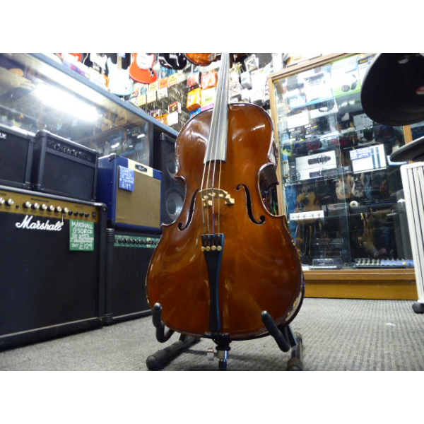 <p>Great learner cello from this well-reputed manufacturer.</p><p>1/4 size.</p><p>An excellent choice for beginners.&nbsp;</p><p></p>