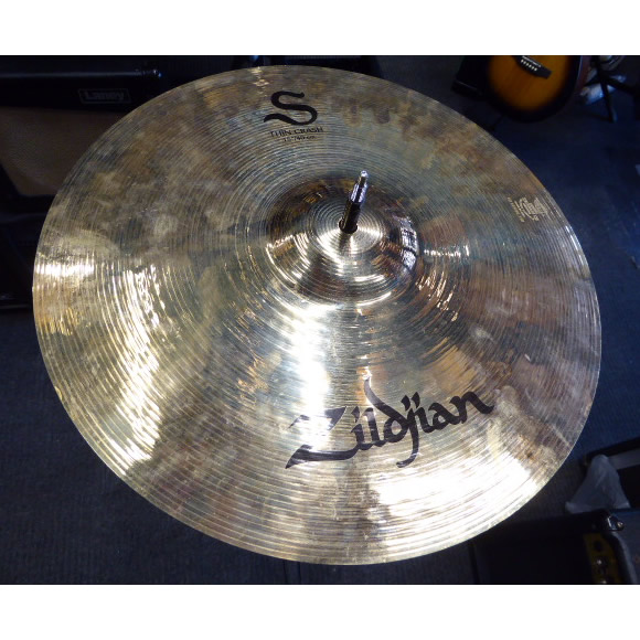 16" crash cymbal in great condition.&nbsp; No cracks or keyhole.