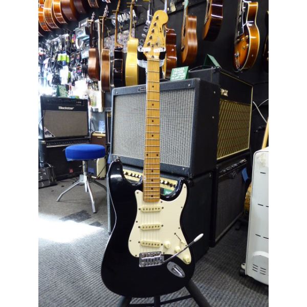 <p>Great stratocaster copy made in Korea, 1992.</p><p>Condition: A repaired crack in the headstock/neck (as seen in pics), and a large chip in the finish, otherwise good for its age.</p>