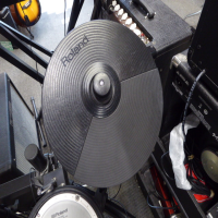 <p>Excellent electronic drum kit with mesh heads, manual, kick pedal, and more.</p><p>Good condition.</p>