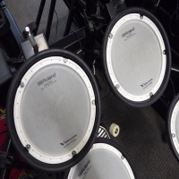 <p>Excellent electronic drum kit with mesh heads, manual, kick pedal, and more.</p><p>Good condition.</p>