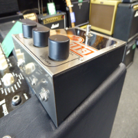 <p>Classic Big Muff from the Frantone era (2000/2001), featuring the EC3003-A circuit.</p><p>Condition: A few small scrapes but functions very well.</p>