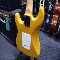 <p>Awesome short-scale guitar with great tone and playability.</p><p>Condition: A few small marks, nothing major.</p>