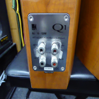 <p>Lovely bookshelf or stand-mount speakers with a contemporary style and fabulous sound.</p><p>Dual-concentric design gives a great sound stage with excellent separation.</p><p>Dark Apple finish.</p><br />