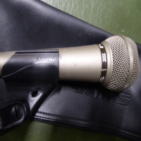 <p>Vintage 'Unidyne B' dynamic microphone from this legendary manufacturer.</p><p>Cardioid pattern.</p><p>Well-suited to vocals and spoken word in a live situation.</p><p>Ball grille design handles plosives.&nbsp;</p><br />